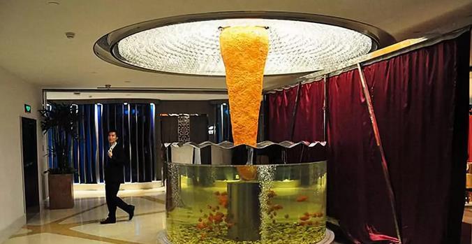 为什么有些酒店喜欢在门口摆放大鱼缸？