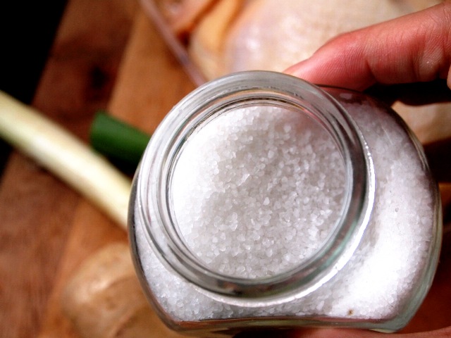 鱼缸里加盐能起到杀菌的作用吗？